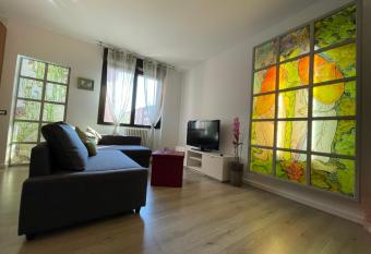 Citt   & Aeroporto allows 18 year olds to book a room