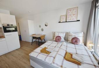 TiCasa HAPPY Zentral-Outlet-Parkplatz-Aufzug-SmartTV-Unique allows 18 year olds to book a room