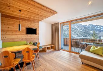 Stoana Apt 4-2 has Balcony rooms