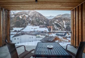 Stoana Apt 3-3 has Balcony rooms