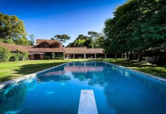 La Pinduca, Mansion famosa, Punta Del Este. has rooms with a private hot tub