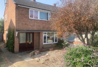 Stunning 3 -Bed semi detached House in Cambridge has Balcony rooms