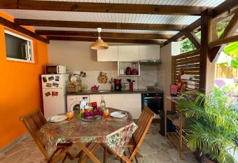 Appartement d une chambre avec spa jardin clos et wifi a Riviere Pilote has rooms with a private hot tub