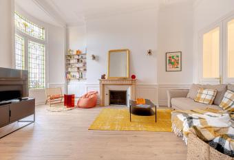 Sublime T4 coeur de ville Jaur  s allows 18 year olds to book a room