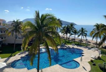 Beautiful Apt. w/ Pool and Direct Beach Access allows 18 year olds to book a room