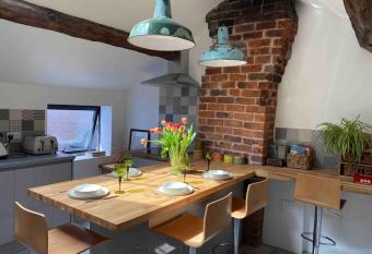 Stylish 3 bedroom apartment in historic city centre building allows 18 year olds to book a room