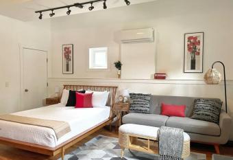 L Studio Traverse close to downtown and Beach allows 18 year olds to book a room