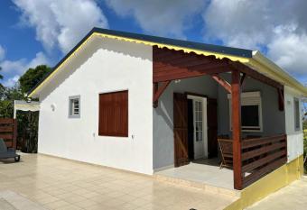 Villa d une chambre avec vue sur la mer spa et jardin clos a Petit Canal a 5 km de la plage has rooms with a private hot tub