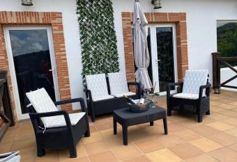 RURAL SUITE LA MORERA has rooms with a private hot tub