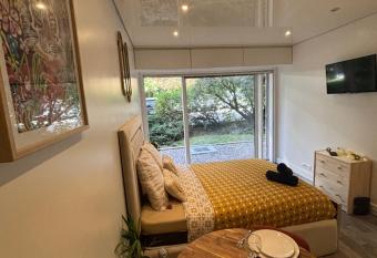   crin de verdure au Chesnay et parking gratuit allows 18 year olds to book a room