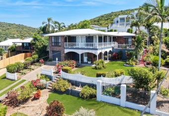 Banika House, Your Seaside Sanctuary! has Balcony rooms