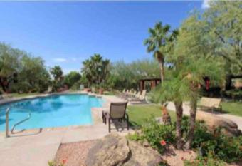 Cozy Condo in Gated Community with Pool by PHX Airport, Tempe, and Old Town has rooms with a private hot tub