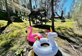 Creekside Suite Sleeps 2 Creek frontage Bbq allows 18 year olds to book a room