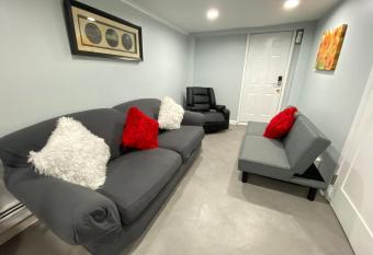 Cute Cozy 1 bedroom apartment 4 peoples 20 minutes to New York City allows 18 year olds to book a room