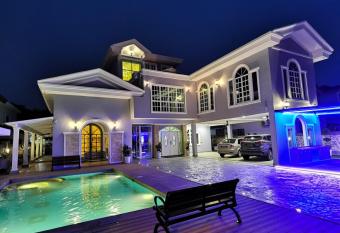 Mochi Pool Villa allows 18 year olds to book a room