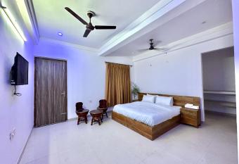 cozy room with no restrictions has Smoking/Balcony rooms