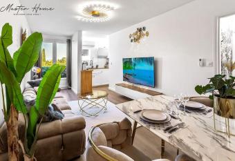 Gout de luxe    Narbonne T3 Climatis  , Spa, Parking has rooms with a private hot tub