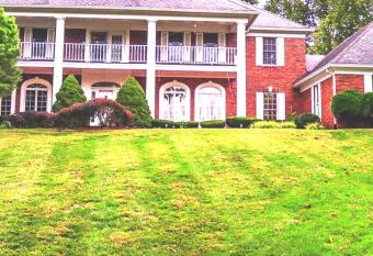 AirBnB Florissant, fire pit - pool open! has Balcony rooms