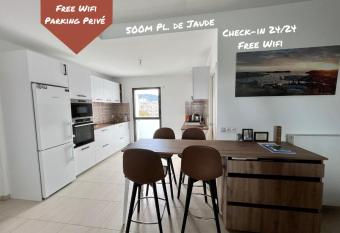 L Embl  matique has Balcony rooms