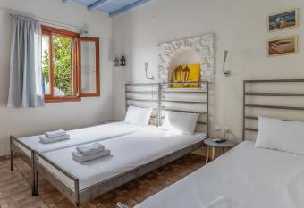 En Tino 2 allows 18 year olds to book a room