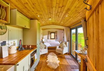 Abberley Shepherds Hut - Ockeridge Rural Retreats has Balcony rooms