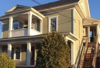 KUTUKUNIUTSHUAP (TENTE PROVISOIRE) has Balcony rooms