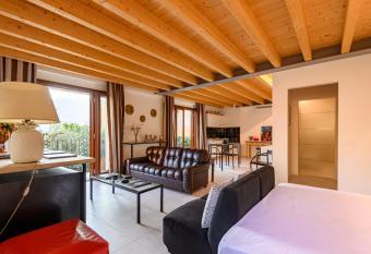 Dependance in Riva al Lago Primo Piano has Balcony rooms