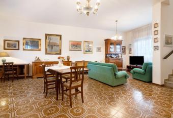 Casa delle Ortensie has Balcony rooms