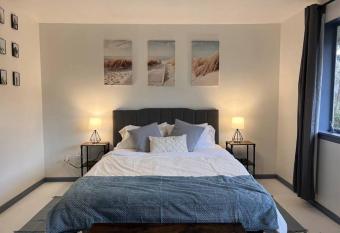 Relaxing costal house in Mercer Island sleep 6 allows 18 year olds to book a room