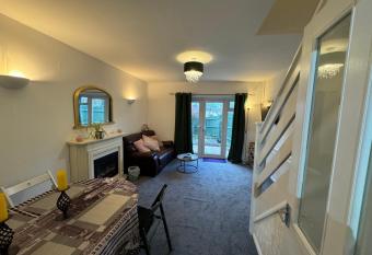 Comfy 2 bedroom house, newly refurbished, self catering, free parking, walking distance to Cheltenham town centre has Balcony rooms