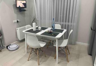 Zoe   s cozy apartment allows 18 year olds to book a room