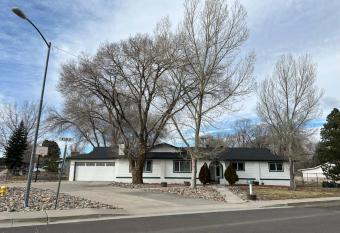 Great house across from train station- hot tub - firepit has rooms with a private hot tub