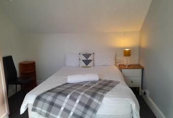 Budget Loft room, Shared guest house by University R10 allows 18 year olds to book a room