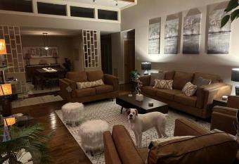 Mid-Century Modern Luxury has Balcony rooms