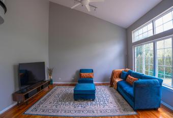 Family Home in Bartlett 3 Bed Rooms for 7 Guests has rooms with a private hot tub