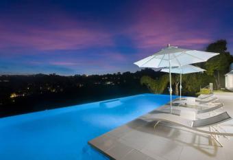 Modern Villa On Beverlly Hills has rooms with a private hot tub