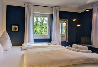 65qm Altbaucharme mit zwei Balkonen allows 18 year olds to book a room