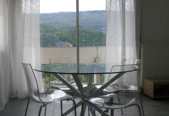 Le Vallier Catane avec garage allows 18 year olds to book a room