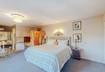 Jacuzzi Suite 206 at Tradewinds has rooms with a private hot tub