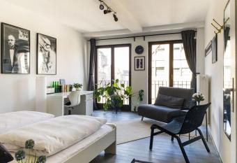 Apollo - Kino-Studio: Blick auf das Opernhaus allows 18 year olds to book a room