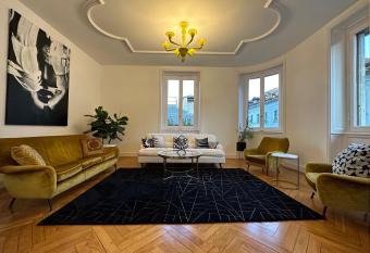 Grimoldi Apartment has rooms with a private hot tub