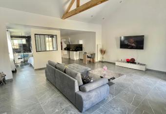 L   envie d   ailleurs has rooms with a private hot tub