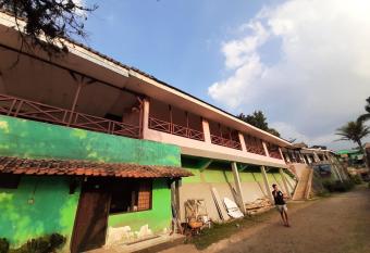 OYO 93135 Wisma Bayt Hikmah allows 18 year olds to book a room