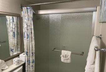 Casa Del Mar Sun Diamond Retreat - Galveston has rooms with a private hot tub