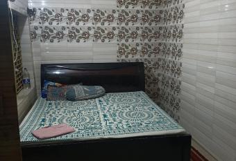 Radhavallabh athithi Bhavan allows 18 year olds to book a room