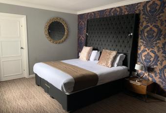 Barons Court Hotel Walsall allows 18 year olds to book a room