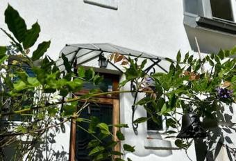 Charmante maison parisienne 1900 has Balcony rooms