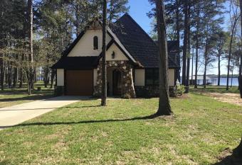 Romantic Cottage Lake Palestine allows 18 year olds to book a room