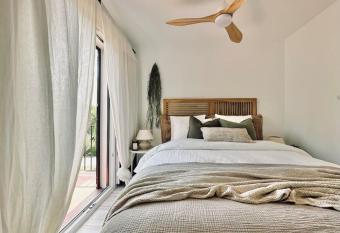 The Golden Oak in Calella Centre - 100m from beach has Balcony rooms