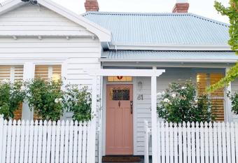 WHITE COTTAGE - LUXE 3 Bed House North Hobart has Balcony rooms